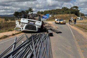 Caminhão carregado com perfis de aço capota na MG-129, em Itabira