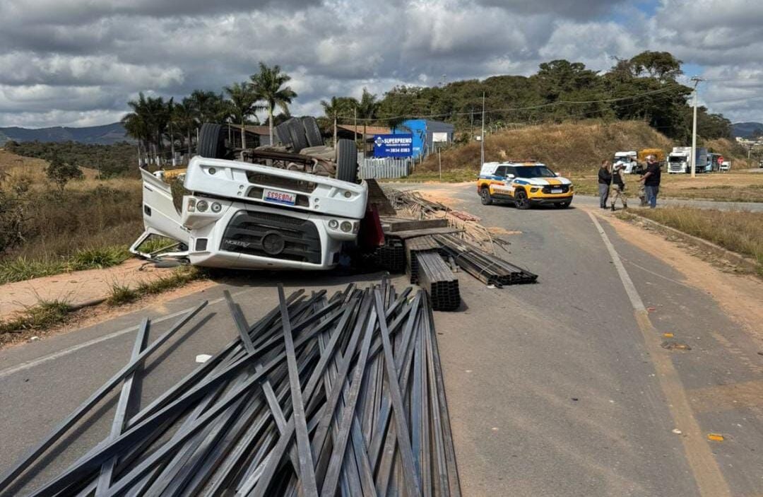 Caminhão carregado com perfis de aço capota na MG-129, em Itabira
