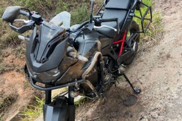Motociclista fica ferido após colisão com caminhão na MG-129, em Itabira