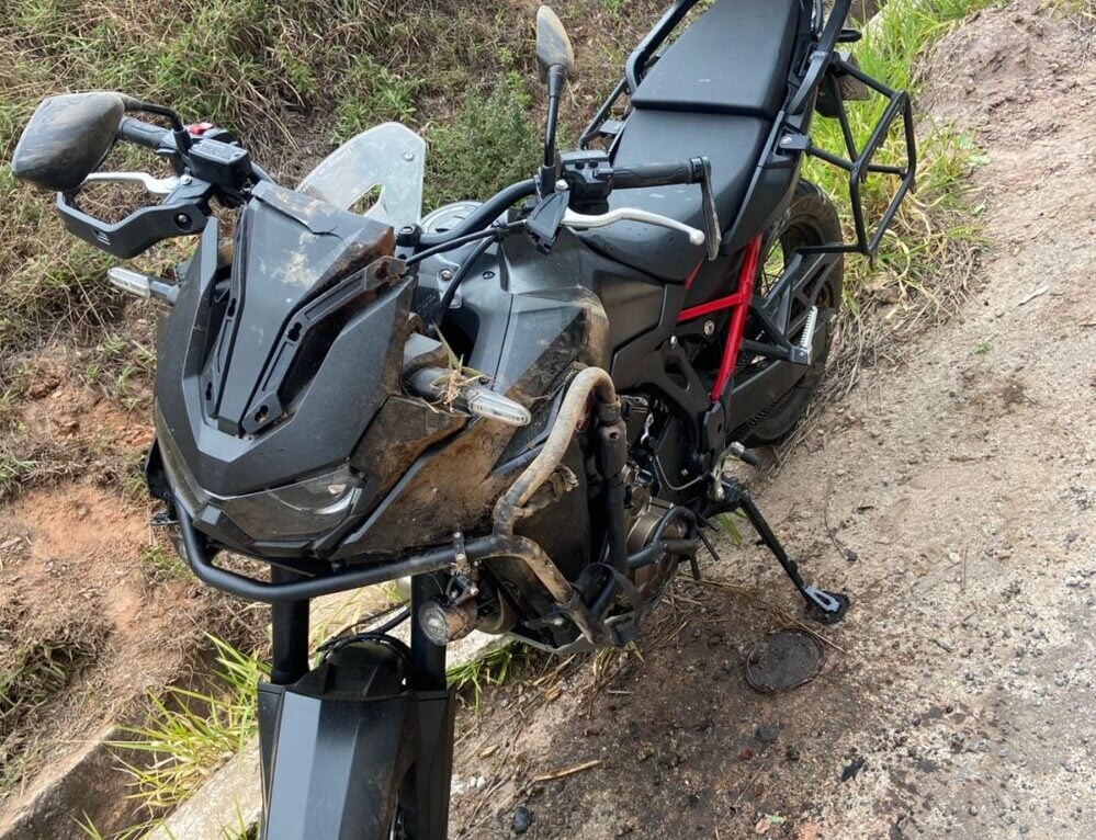 Motociclista fica ferido após colisão com caminhão na MG-129, em Itabira