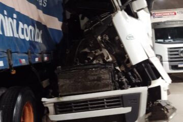 Colisão entre carretas interdita BR-381 no túnel de Jaguaraçu e deixa um ferido
