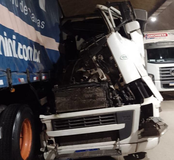 Colisão entre carretas interdita BR-381 no túnel de Jaguaraçu e deixa um ferido