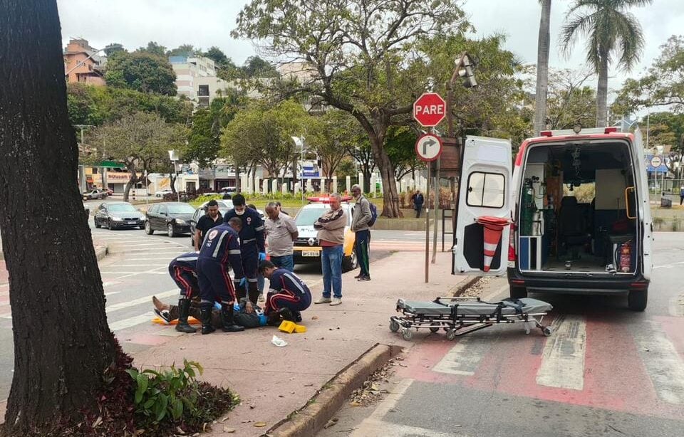 Idoso é atropelado por motociclista na faixa de pedestres no Centro de Itabira