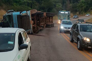 Carreta tomba e causa congestionamento na MG-436, em Barão de Cocais