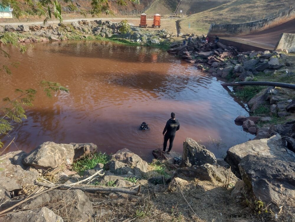Bombeiros realizam buscas por adolescente desaparecido na represa do Rio de Peixe em Itabira