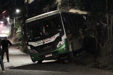 Ônibus colide contra muro no bairro Ribeira, em Itabira