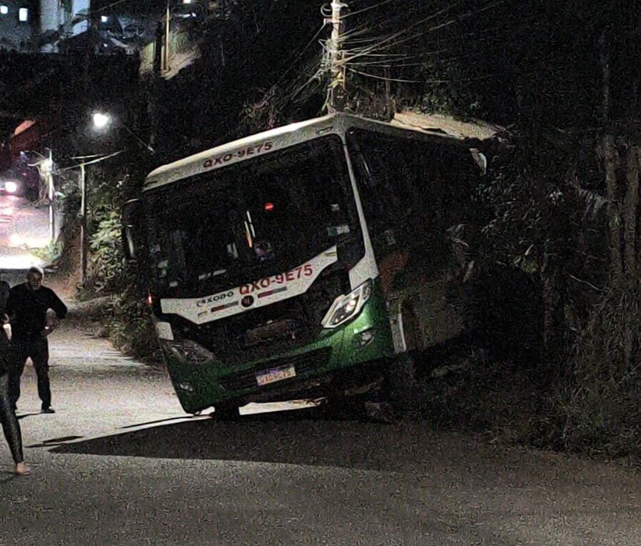 Ônibus colide contra muro no bairro Ribeira, em Itabira