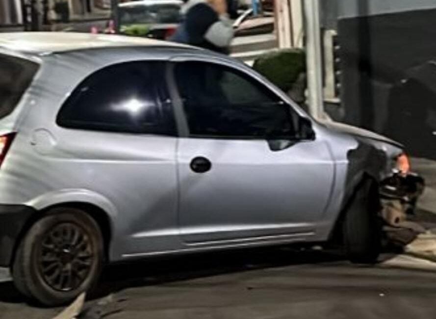 Colisão entre carros deixa homem ferido no Centro de Itabira