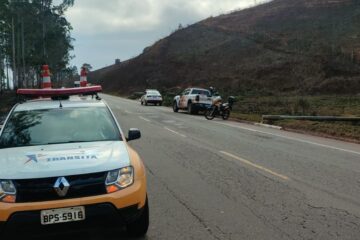 Itabira: trânsito na MG-129 opera em sistema “pare e siga” após incêndio comprometer eucaliptos