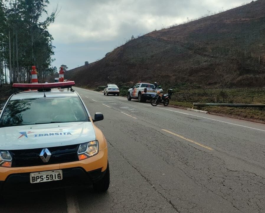 Itabira: trânsito na MG-129 opera em sistema “pare e siga” após incêndio comprometer eucaliptos