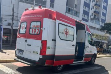 Veículo invade canteiro central na Mauro Ribeiro após motorista se distrair com filho
