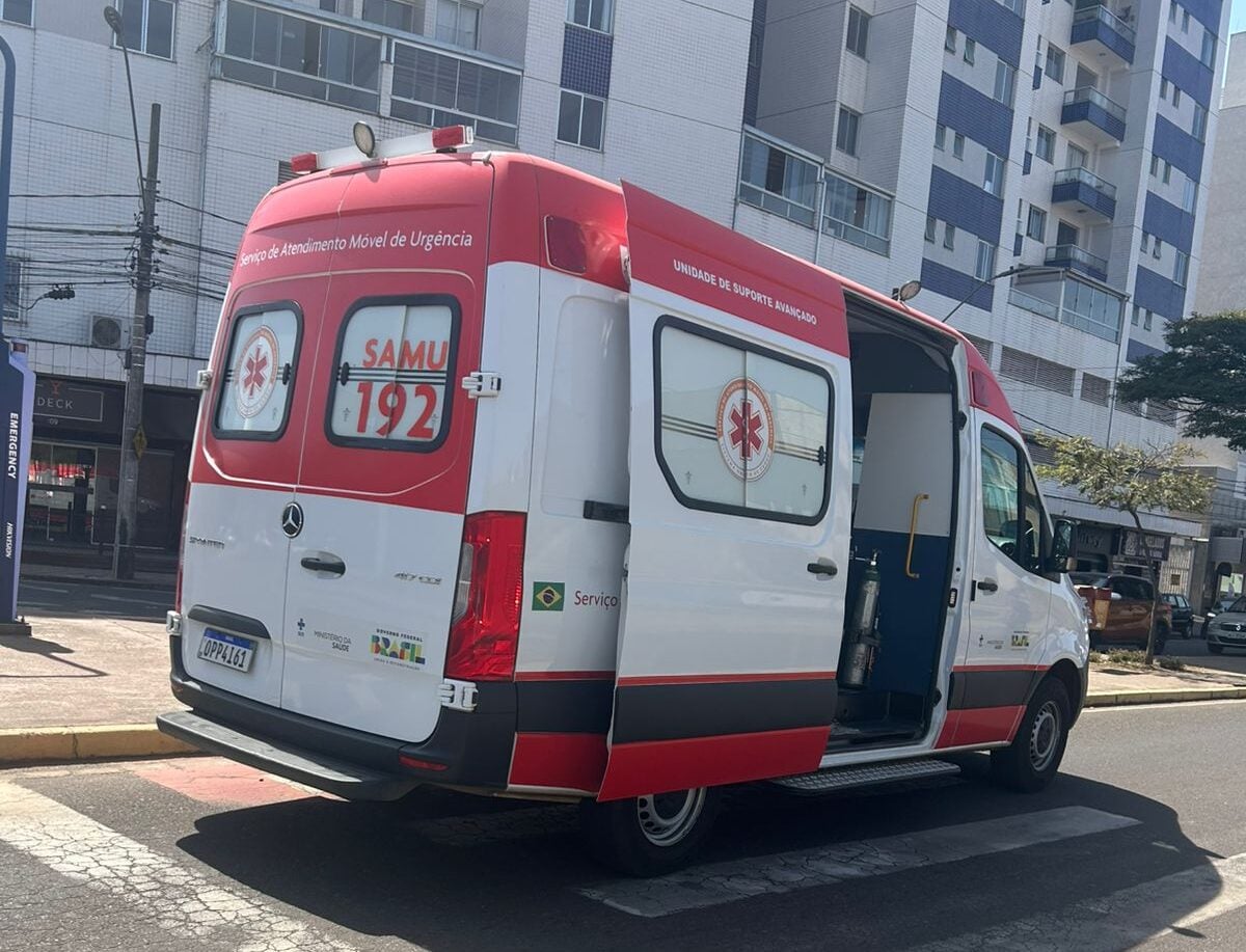 Veículo invade canteiro central na Mauro Ribeiro após motorista se distrair com filho