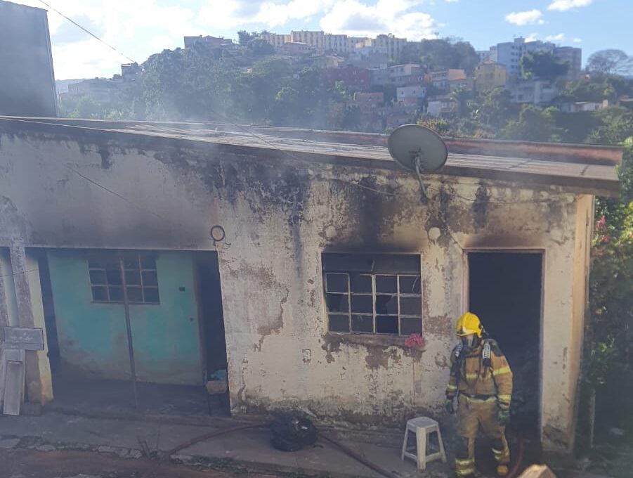 Itabira: incêndio atinge residência no bairro Bethânia e moradora suspeita de ação criminosa