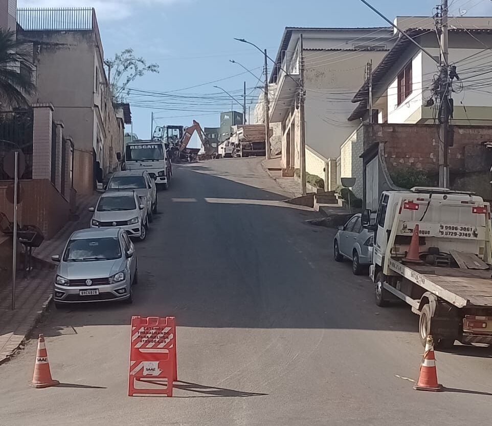 Manutenção do Saae na rua Mestre Emílio, Centro, Itabira