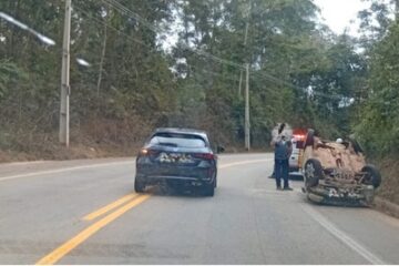 Condutora capota carro após perder controle na AMG-120, próximo à barragem do Itabiruçu, em Itabira