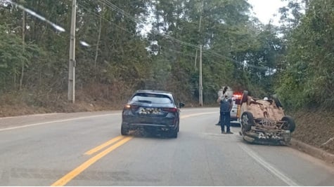 Condutora capota carro após perder controle na AMG-120, próximo à barragem do Itabiruçu, em Itabira