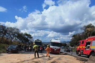 Colisão entre carro e caminhão provoca risco de derrapagem no Anel Rodoviário em BH
