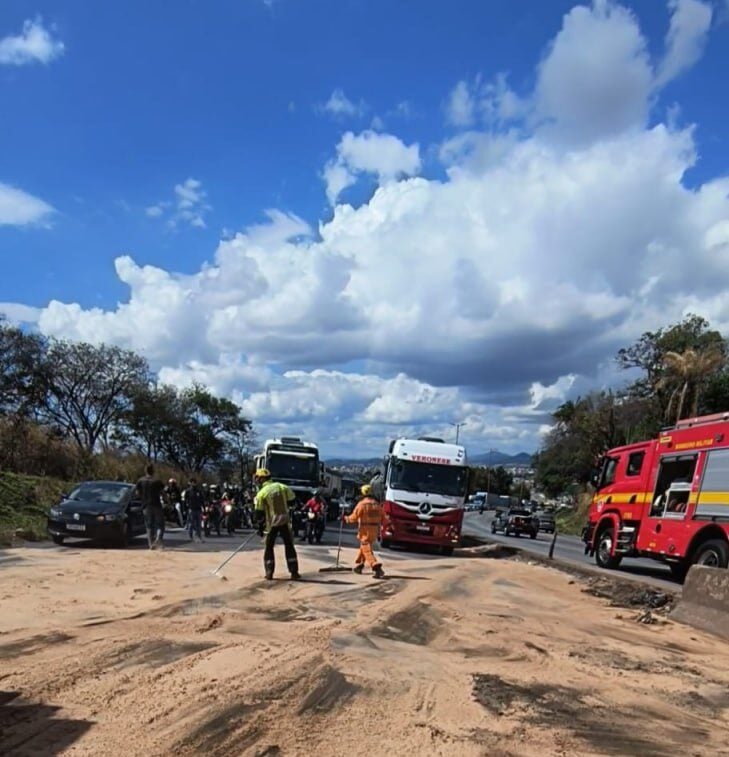 Colisão entre carro e caminhão provoca risco de derrapagem no Anel Rodoviário em BH