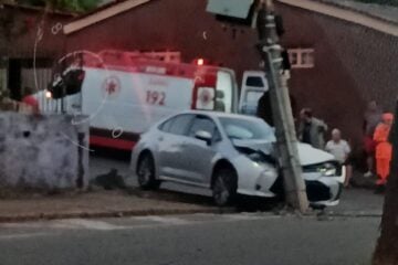 Corolla bate em poste no bairro Amazonas, em Itabira