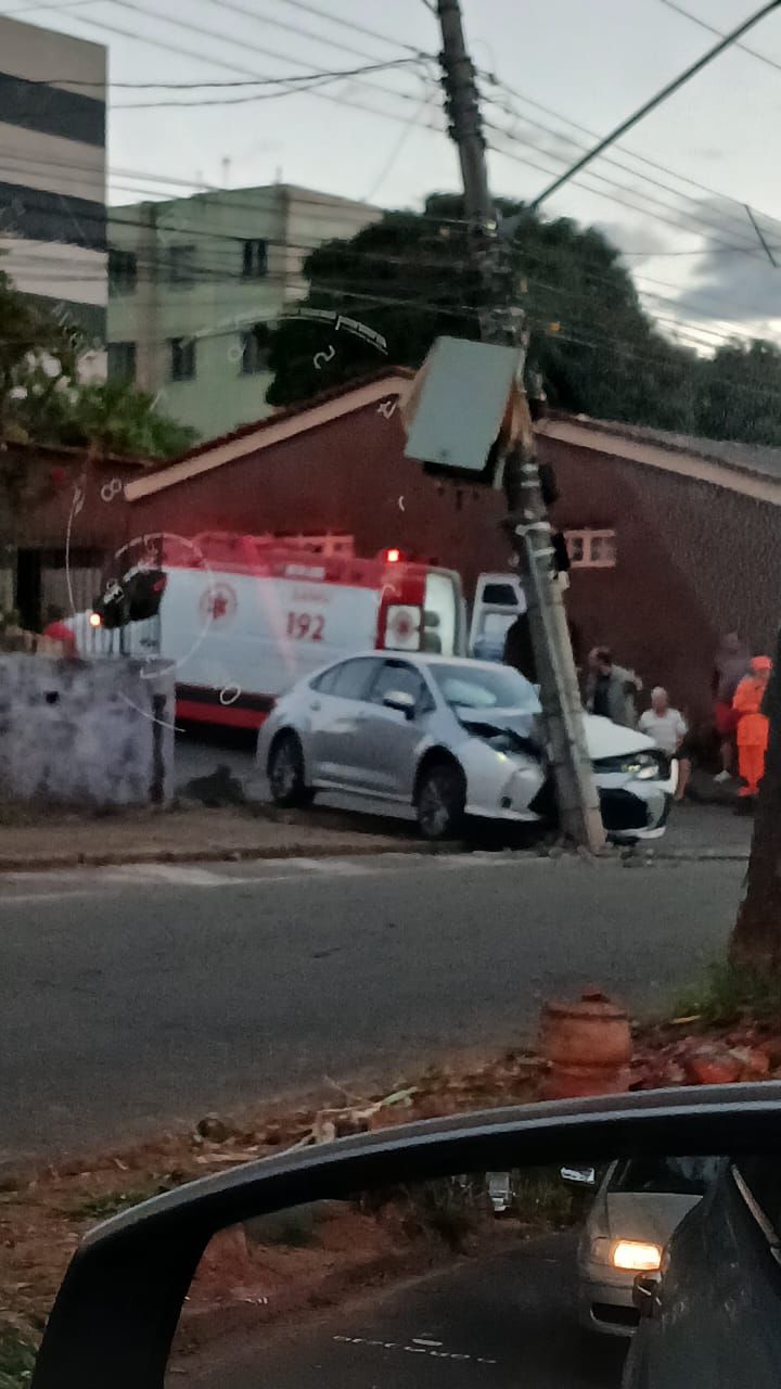 Corolla bate em poste no bairro Amazonas, em Itabira
