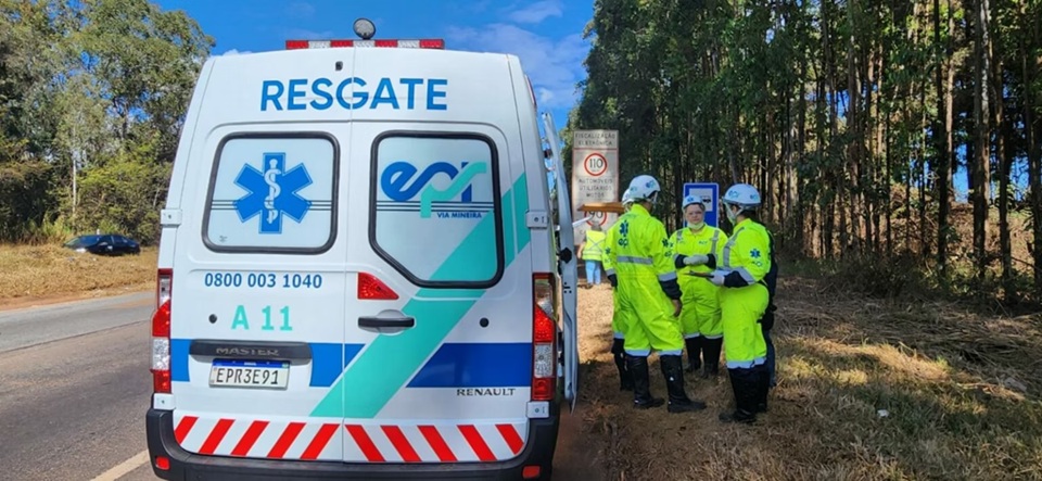 Colisão entre carretas complica trânsito na BR-040 em Ouro Preto
