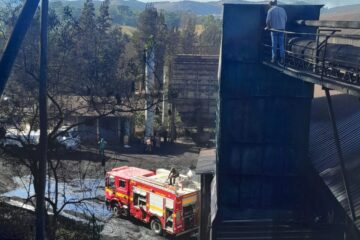 Incêndio atinge silo de carvão em siderúrgica de Itabira
