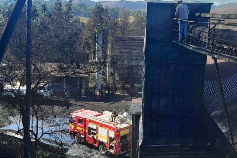 Incêndio atinge silo de carvão em siderúrgica de Itabira