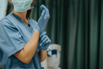 Clínica de transplante capilar terá de indenizar funcionária exposta ao vírus HIV; entenda