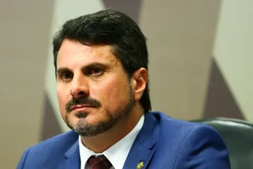 Com tornozeleira eletrônica, Marcos do Val pode ficar no Senado após as 19h, decide Moraes