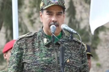 Maduro aparece de farda e se diz pronto para se defender dos EUA