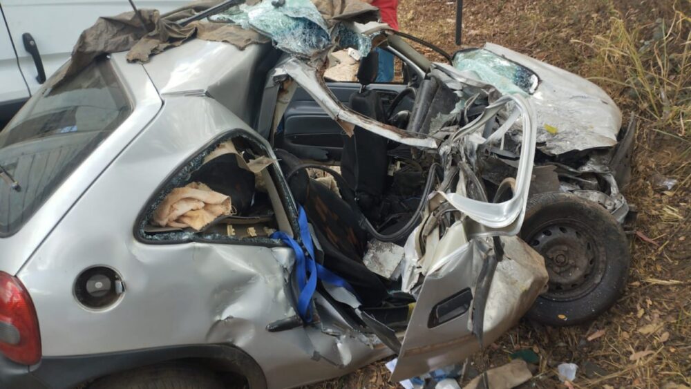 Avó e neto morrem em grave acidente entre carro e caminhão na BR-356, em Itabirito