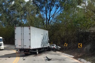 Avó e neto morrem em grave acidente entre carro e caminhão na BR-356, em Itabirito
