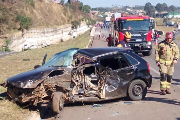 Colisão entre carro e caminhão deixa um morto e dois feridos na BR-381, em Sabará