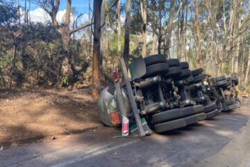 Carreta transportando soda cáustica tomba na BR-356 e mobiliza operação ambiental em Ouro Preto