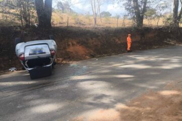 Capotamento de carro mobiliza Corpo de Bombeiros na BR-381, em São Gonçalo do Rio Abaixo