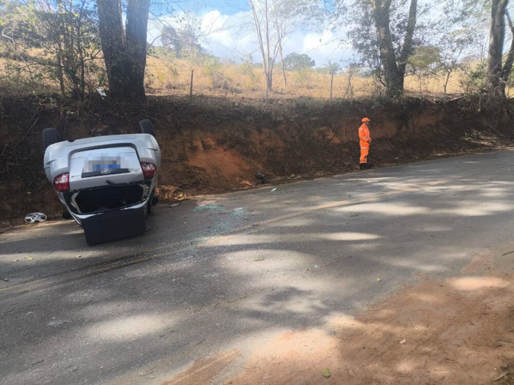 Capotamento de carro mobiliza Corpo de Bombeiros na BR-381, em São Gonçalo do Rio Abaixo