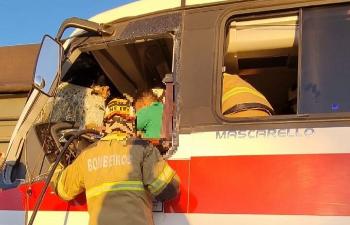 Acidente na BR-040 em Sete Lagoas deixa 11 feridos após colisão entre ônibus, carreta e carro