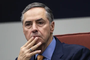 Barroso se vê isolado no STF e cogita deixar a Corte em meio a crise interna e pressão internacional