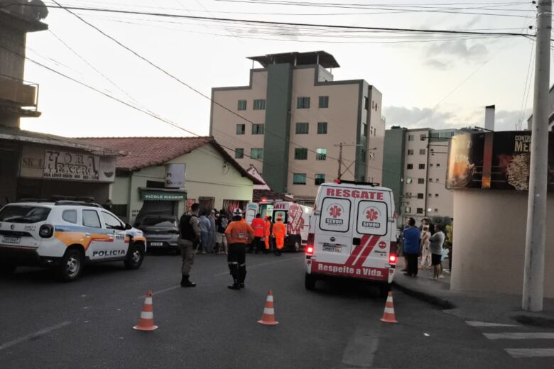Homem tem convulsão ao dirigir e choca carro contra muro, em João Monlevade