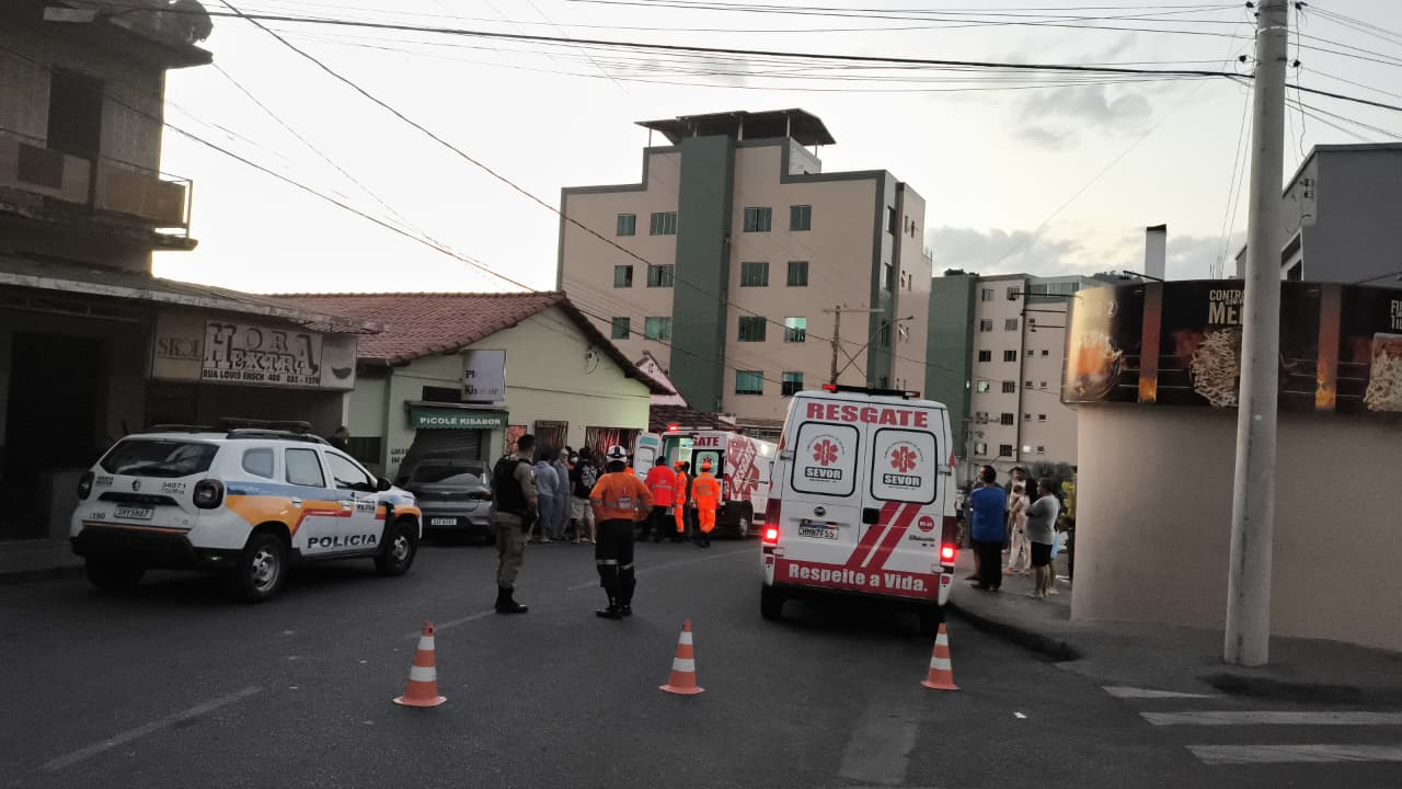 Homem tem convulsão ao dirigir e choca carro contra muro, em João Monlevade