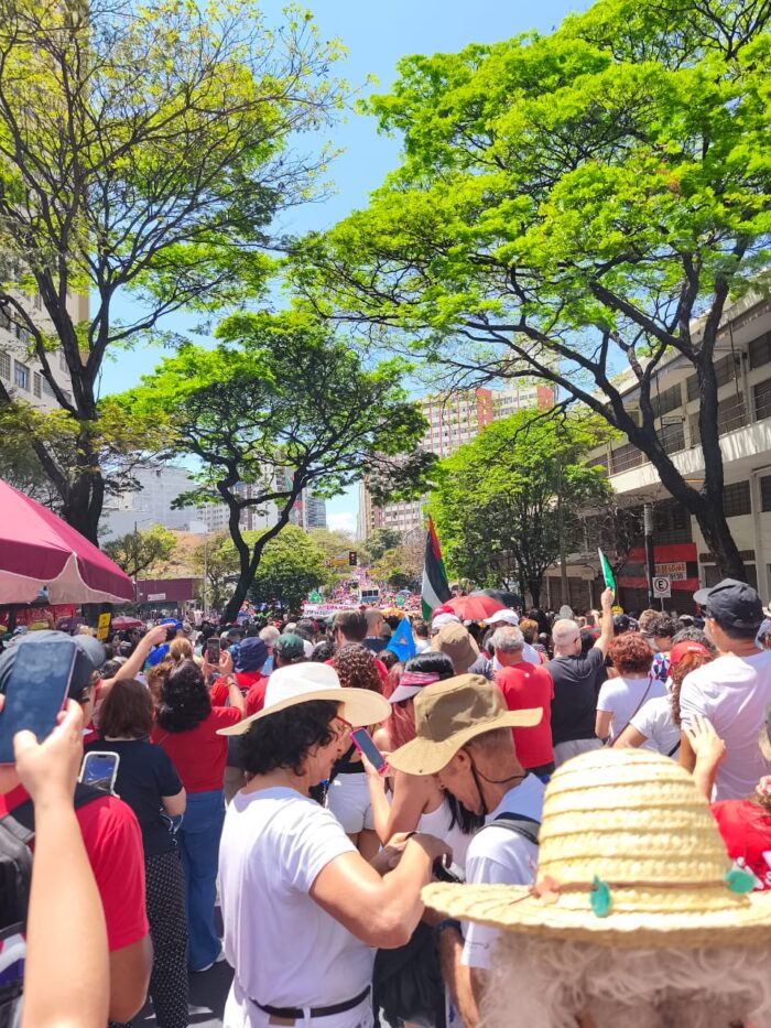 Manifestação tomou o centro de Belo Horizonte neste domingo (21)
