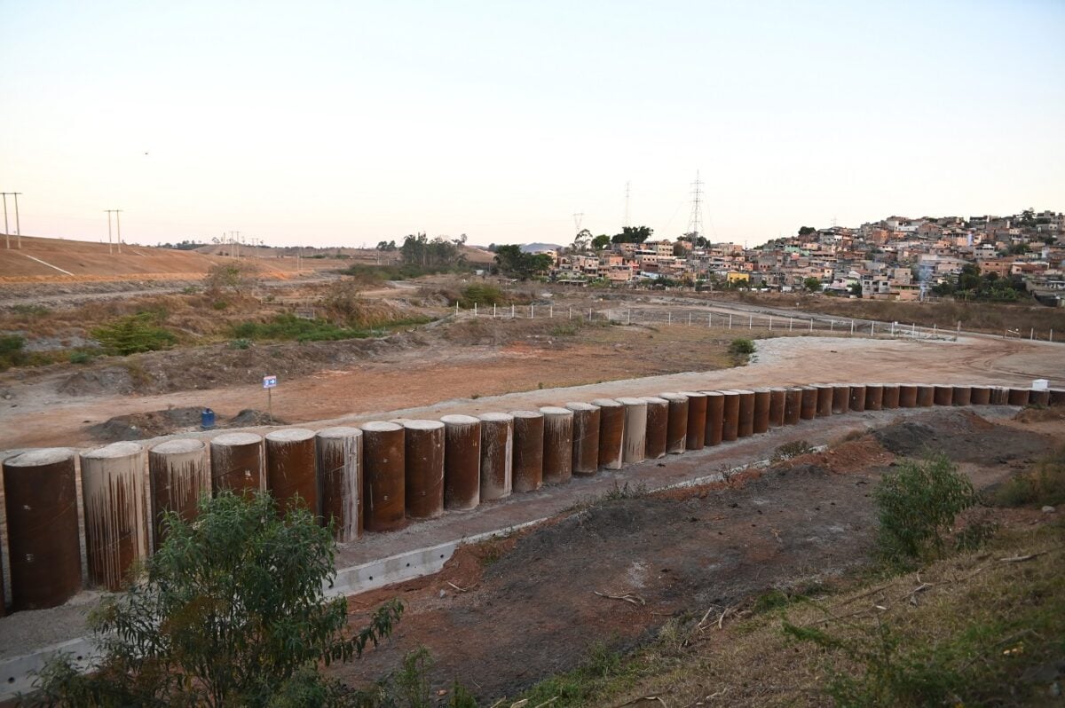 Obras de contenção de barragens tiram moradores de suas casas no Bela Vista, em Itabira