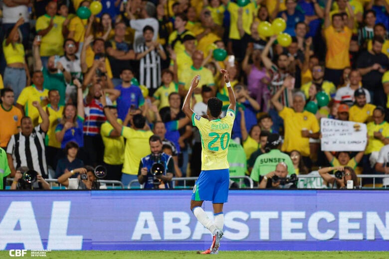 Brasil é dominante e vence Chile em noite do 1º gol de Estêvão e retorno triunfante de Paquetá; assista aos gols