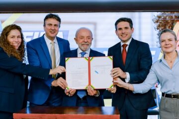 Lula sanciona lei que cria Carteira Nacional do Professor com descontos em cultura e viagens