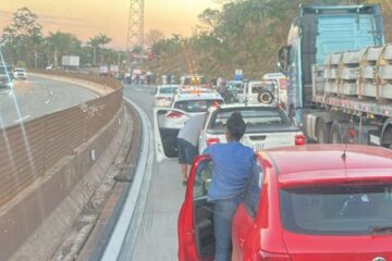 Moradores fecham pista da BR-381 em protesto contra a instalação de pedágios