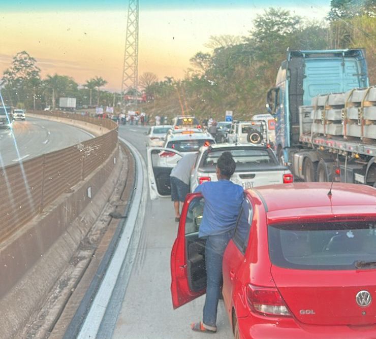 Moradores fecham pista da BR-381 em protesto contra a instalação de pedágios