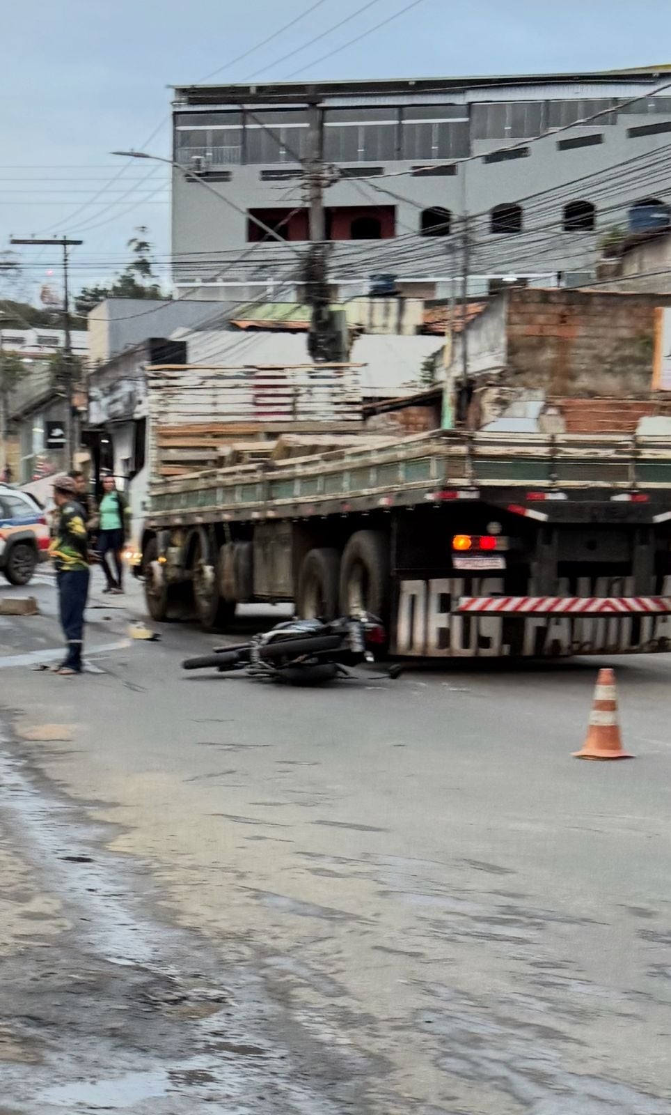 Acidente em Itabira deixa motociclista ferido no bairro Areão