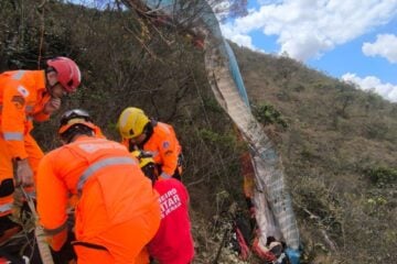 Bombeiros resgatam vítima de queda de paraglider, em Mateus Leme