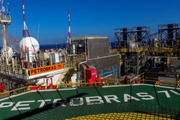 Brasil bate recorde diário de produção de barris de petróleo e gás