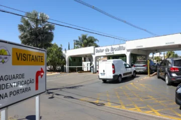 Apoiadores fazem oração em frente ao condomínio onde mora Bolsonaro